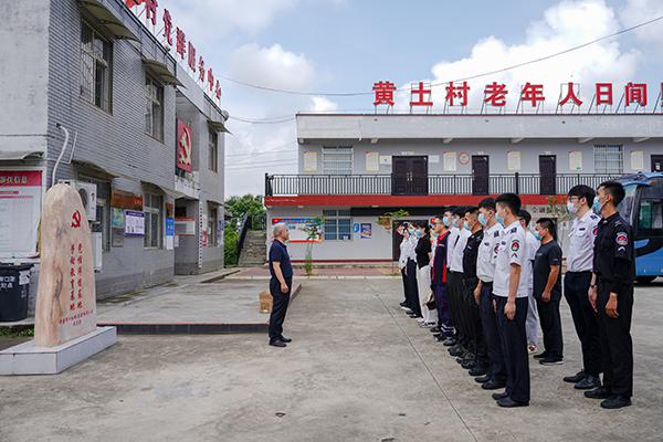 “助力鄉(xiāng)村振興，踐行艱苦奮斗” 將新員工黨性教育活動(dòng)搬到對(duì)口幫扶村1.jpg