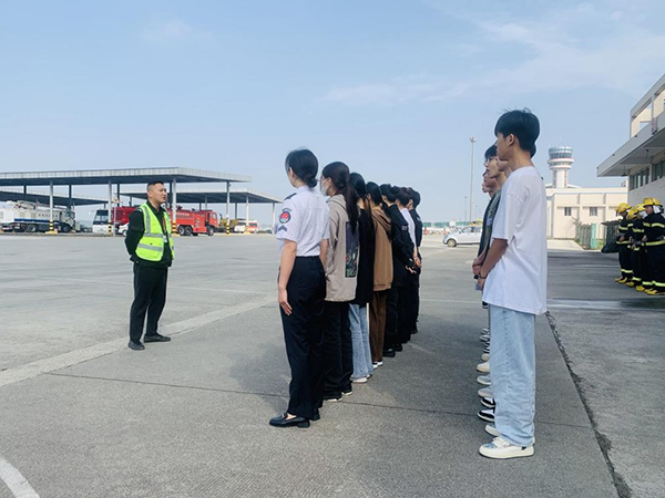 綿陽(yáng)機(jī)場(chǎng)安檢站對(duì)閬中機(jī)場(chǎng)、民航校  實(shí)習(xí)生開展軍訓(xùn).png